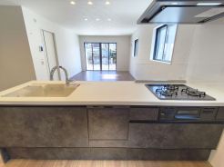 家族が集まるリビングダイニングキッチンは自然とコミュニケーションが取れる設計となっております。
■国分寺市戸倉3　新築一戸建て■