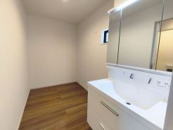 清潔なパウダールームは身だしなみチェックや肌のお手入れに最適です。収納もあり、スッキリと見映えの良い空間に拵えました。時間に余裕とゆとりを持たせます。
■国分寺市戸倉3　新築一戸建て■