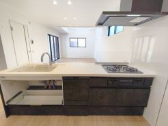 キッチンに立った位置から、リビングにいる家族に目線が届く見守りキッチン！
■国分寺市戸倉3　新築一戸建て■