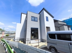 南向きの住宅は日当たりも良好。晴れの日はバルコニーでたっぷりと洗濯物を干すことができ家事もはかどりますよ。
■日野市新町3　新築一戸建て■