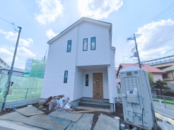 街に溶けこみ美しい景観を生み出す新築の邸宅は採光や風通しまで考え抜いて造りあげました。
■日野市新町3-27-9　新築一戸建て■