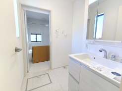 収納力を備えた三面鏡洗面化粧台を採用。日用品のストックまですっきり収納！ 爽やかに気持ちよく1日が始められるように、美しい洗面化粧台をご用意しました。
■稲城市東長沼　新築一戸建て■