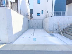 カースペースはコンクリート仕上げ。雨の日でも足元を気にすることなく駐車できます。
■稲城市東長沼　新築一戸建て■