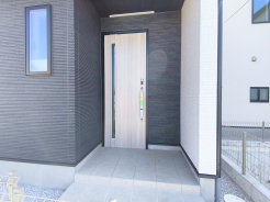 玄関はおうちの顔です。いつも明るくキレイな状態でご家族の帰りをお待ちします。
■稲城市東長沼　新築一戸建て■