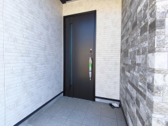 玄関はおうちの顔です。いつも明るくキレイな状態でご家族の帰りをお待ちします。
■稲城市東長沼　新築一戸建て■