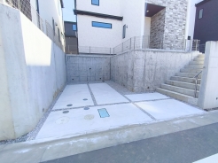 カースペースはコンクリート仕上げ。雨の日でも足元を気にすることなく駐車できます。
■稲城市東長沼　新築一戸建て■