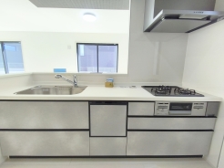 家族が集まるリビングダイニングキッチンは自然とコミュニケーションが取れる設計となっております。
■稲城市東長沼　新築一戸建て■