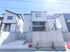 澄み渡った紺碧の空を美しく引き立たせる真っ白でシンプルながら表情豊かな外観です！
■稲城市東長沼　新築一戸建て■