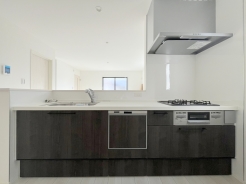 キッチンに立った位置から、リビングにいる家族に目線が届く見守りキッチン！
■八王子市片倉町　新築一戸建て■