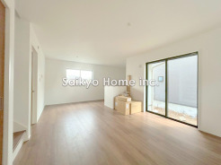 開放的な空間と、陽当たりが魅力のリビングルーム。家族の時間をゆったりと過ごせるプランニングになっています。
■八王子市片倉町　新築一戸建て■