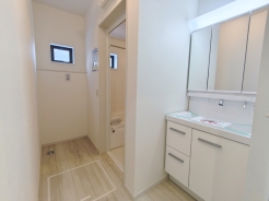 清潔なパウダールームは身だしなみチェックや肌のお手入れに最適です。収納もあり、スッキリと見映えの良い空間に拵えました。時間に余裕とゆとりを持たせます。
■国分寺市高木町1丁目　新築分譲住宅　全3棟■