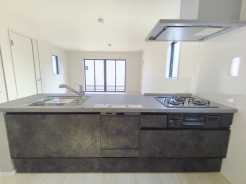 対面キッチなのでリビングにいる家族の様子がうかがえるので小さなお子様がいても安心ですね。
■国分寺市高木町1丁目　新築分譲住宅　全3棟■