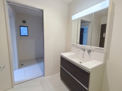 サニタリースペースには窓が備えられております。毎朝の身支度も、陽の光差し込む明るい空間で、快適にお使い頂けそうです。
■日野市三沢　新築一戸建て■