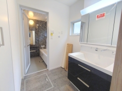 清潔なパウダールームは身だしなみチェックや肌のお手入れに最適です。収納もあり、スッキリと見映えの良い空間に拵えました。時間に余裕とゆとりを持たせます。
■日野市日野本町5　新築一戸建て■