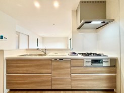 備された対面式カウンターキッチン。リビングが見渡せる設計は、小さなお子様がいるご家庭でも料理をしながら様子が伺える安心設計■小金井市貫井南町1　新築一戸建て■