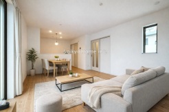 陽光ふりそそぐ明るいリビング。対面式キッチンは、家事をしながら家族の様子が一目でわかる安心＆便利設備！※家具等はCG加工しております。■小金井市貫井南町1　新築一戸建て■