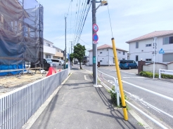 前面道路は歩道なので、お子さまのいるご家庭でも安心ですね。
■府中市南町2　新築一戸建て■