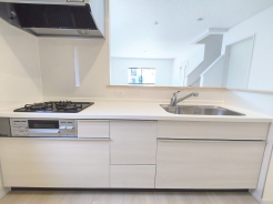 白を基調にした清潔感あふれるキッチン。広々としたシステムキッチンは使いやすく、家事仕事もはかどりそうですね。■小金井市東町5　一戸建て■