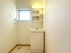 シンプルなデザインの洗面化粧台は使いやすく、お掃除も楽です。■立川市柴崎町5　中古戸建■