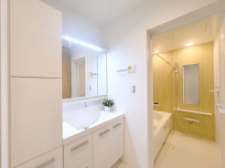 大きな三面鏡がついた洗面化粧台。鏡の裏にも収納があり洗面台がすっきりと片付きます。朝の身支度にも大変便利です。■日野市多摩平2丁目　新築戸建て■