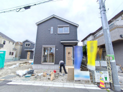 永くお住いになっても飽きの来ないシンプルなデザイン。快適な生活環境を重視した、細部までこだわりのある間取り・仕様です。■調布市飛田給3　新築一戸建■
