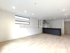 家族が集う南向きの明るいリビングは光と風の差し込む心地よい空間です。快適にお過ごしいただけます！■八王子市万町　新築一戸建て■