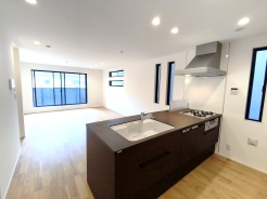 キッチンには食器洗い乾燥機や蛇口一体型浄水器を搭載。見た目も美しく大容量の収納も魅力的なシステムキッチンを採用しています。
■八王子市万町　新築一戸建て■