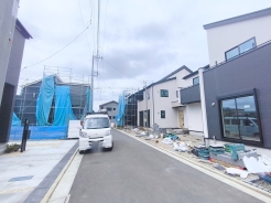 子育てにも嬉しい、緑豊かな自然が広がる閑静な住宅地、南向きの邸宅です。この機会に是非現地をご覧ください。
■立川市若葉町3　新築一戸建て■