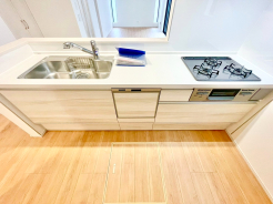 食器洗浄乾燥機、ビルトイン浄水器が装備された対面式カウンターキッチン。リビングが見渡せる設計は、小さなお子様がいるご家庭でも料理をしながら様子が伺える安心設計■三鷹市北野3　新築一戸建て■