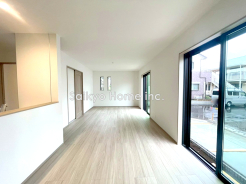 住まいの中心となるリビング・ダイニングは、一体感のある対面型のキッチンと合わせ18帖。ゆったりとしたスペースを確保しています。朝の光に満ちた食卓で家族揃っての朝食もいいですね■三鷹市北野3　新築一戸建て■
