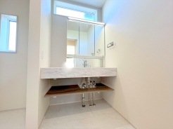 収納力と機能性に優れたお手入れラクラク三面鏡洗面化粧台です。■八王子市石川町　新築一戸建■