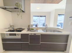 収納力豊富で見せるキッチンの実現が可能に。いつもキレイにしておきたくなるキッチンです。
■日野市宮　新築一戸建て■