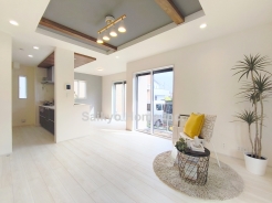 アクセントクロスがおしゃれなLDKでくつろぎの時間をお過ごしください。
■日野市宮　新築一戸建て■