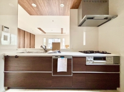 リビングにいる家族とコミュニケーションがとりやすい、人気のカウンターキッチンを採用。小さなお子さんがリビングにいても目が届くので安心。来客時には会話を楽しみながらお料理もできます。食洗機付です。■府中市分梅町5　新築一戸建て■