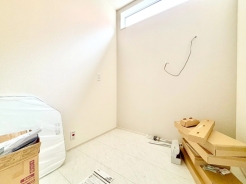 大きな三面鏡がついた洗面化粧台。鏡の裏にも収納があり洗面台がすっきりと片付きます。朝の身支度にも大変便利です。■府中市分梅町5　新築一戸建て■