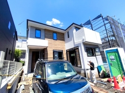 街に溶けこみ美しい景観を生み出すこの邸宅は採光や風通しまで考え抜いて造りあげました。
■八王子市片倉町　新築戸建て■