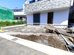 ゆとりあるカースペースは、嬉しい並列2台駐車可能！
■八王子市長沼町　新築戸建て■