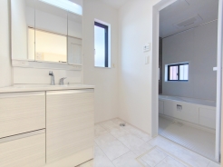 清潔なパウダールームは身だしなみチェックや肌のお手入れに最適です。収納もあり、スッキリと見映えの良い空間に拵えました。時間に余裕とゆとりを持たせます。
■立川市栄町2丁目　新築戸建て■