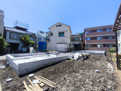 外壁にサイディング利用で、長く住んでも汚れにくい特徴があります。「ずっと住み続ける家」を実現した邸宅です。■八王子市万町　新築一戸建て■