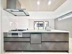 対面キッチなのでリビングにいる家族の様子がうかがえるので小さなお子様がいても安心ですね。
■府中市新町2　新築一戸建て■