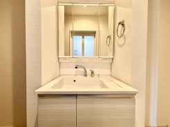 清潔なパウダールームは身だしなみチェックや肌のお手入れに最適です。収納もあり、スッキリと見映えの良い空間に拵えました。時間に余裕とゆとりを持たせます。
■府中市新町2　新築一戸建て■