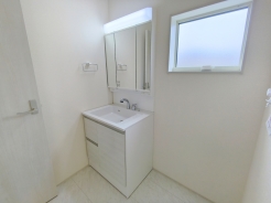 立ち上がり水栓タイプの洗面化粧台は水垢汚れも付きづらくなるようにセレクトしました。高さのあるバケツや雑巾、少量の洗濯物等手洗いすることができるので水ハネも安心です。■立川市西砂町2　新築一戸建■