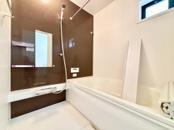 一日の疲れを癒すバスルームにはＴＶを完備。半身浴しながらＴＶを鑑賞すれば、リラックス＆デトックスでダイエットにも効果的！
■府中市浅間町4丁目　新築戸建て■