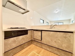 キッチン内での作業動線が短く、作業スペースが広くなるＬ字キッチン。小さなお子様がいるご家庭でも料理をしながらリビングの様子が伺える安心設計！
■府中市浅間町4丁目　新築戸建て■