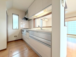 オープンカフェスタイルが特徴的なキッチン。開放感はもちろん、お子様から目を離さずにお料理出来るため奥様方に大好評。■日野市石田1　中古戸建■