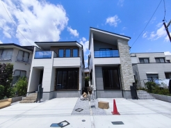 外壁にサイディング利用で、長く住んでも汚れにくい特徴があります。「ずっと住み続ける家」を実現した邸宅です。■国分寺市富士本1　新築一戸建て■
