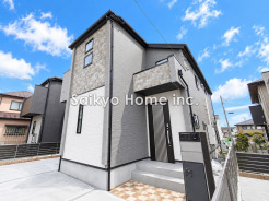 シンプルかつシャープなデザインが印象的な洗練された住まいです。もちろん、建物の基礎や構造など目に見えない部分もしっかりとこだわった造りです。
■日野市日野台2　新築一戸建■