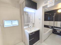 収納力を備えた三面鏡洗面化粧台を採用！日用品のストックまですっきり格納！ 爽やかに気持ちよく1日が始められるように、美しい洗面化粧台をご用意しました。■国分寺市北町1　新築一戸建て■


