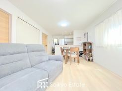 広々としたLDKは家具の配置など楽しめます！ダイニングテーブルとソファーを置いても余裕の広さです！※ご希望がございましたら大型のソファもお引き渡しが可能です♪