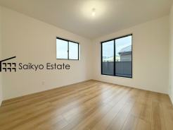 バルコニーに出入りの出来る居室は、陽光がたくさん差し込む明るい空間です。朝も気持ちよく起きられそうです♪
